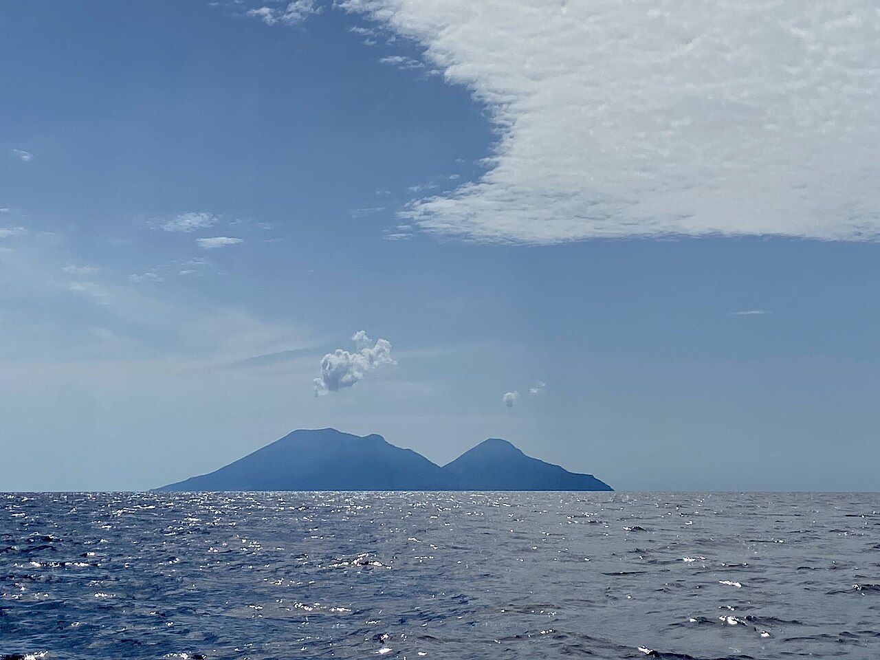 Le Isole Eolie viste dal mare Tirreno