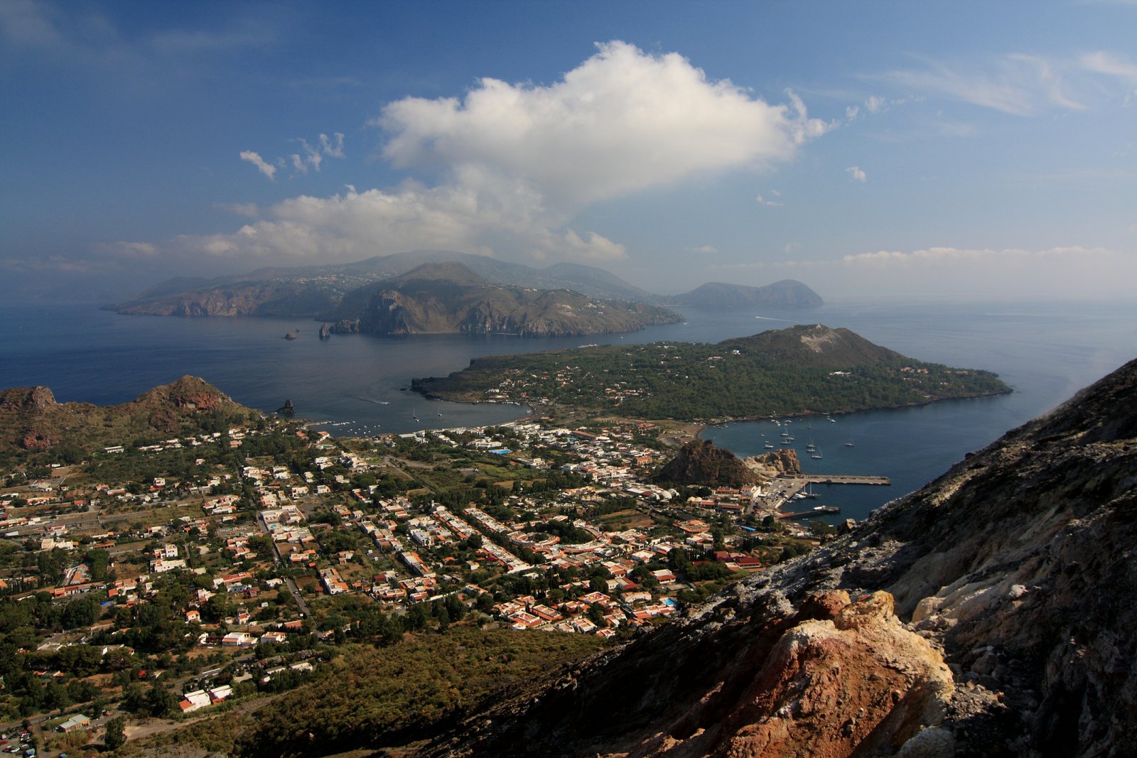 Panorama di Lipari e dell'arcipelago eoliano visto da Vulcano