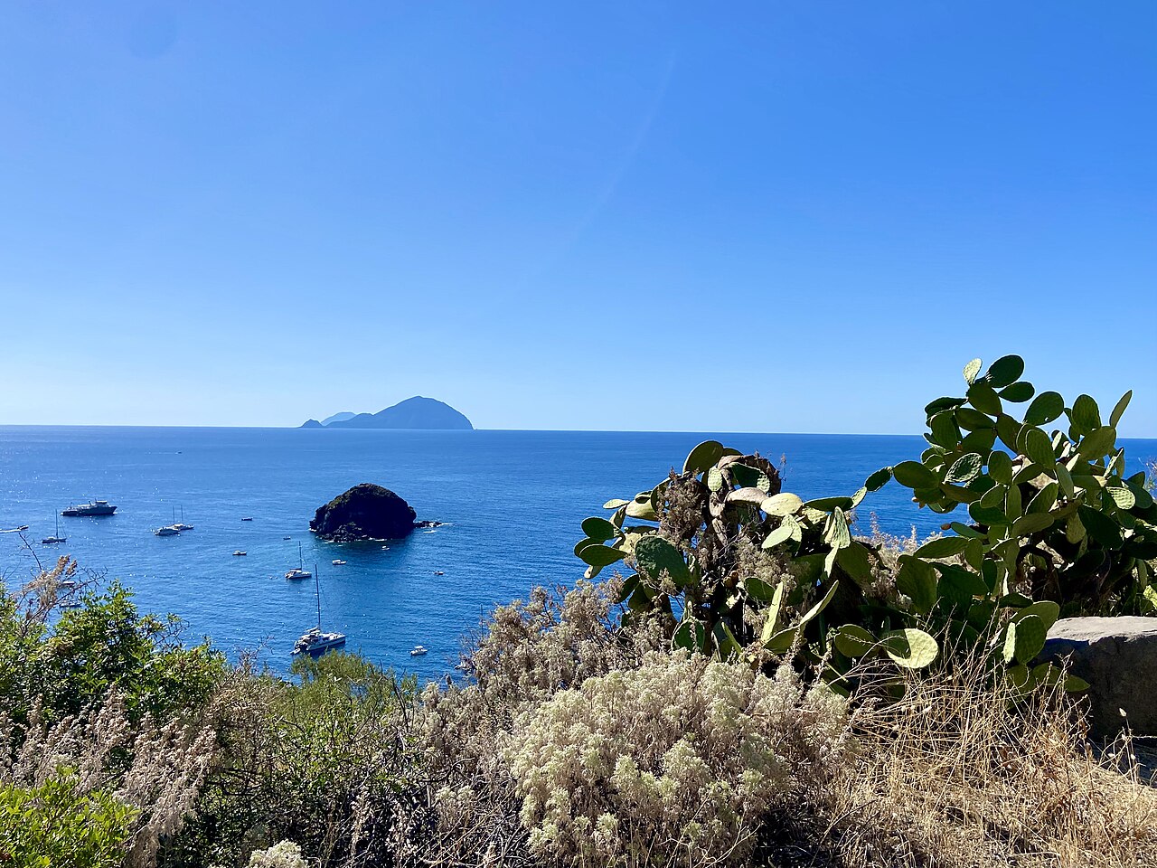 Paesaggio dell'isola di Salina con vista sulle Eolie